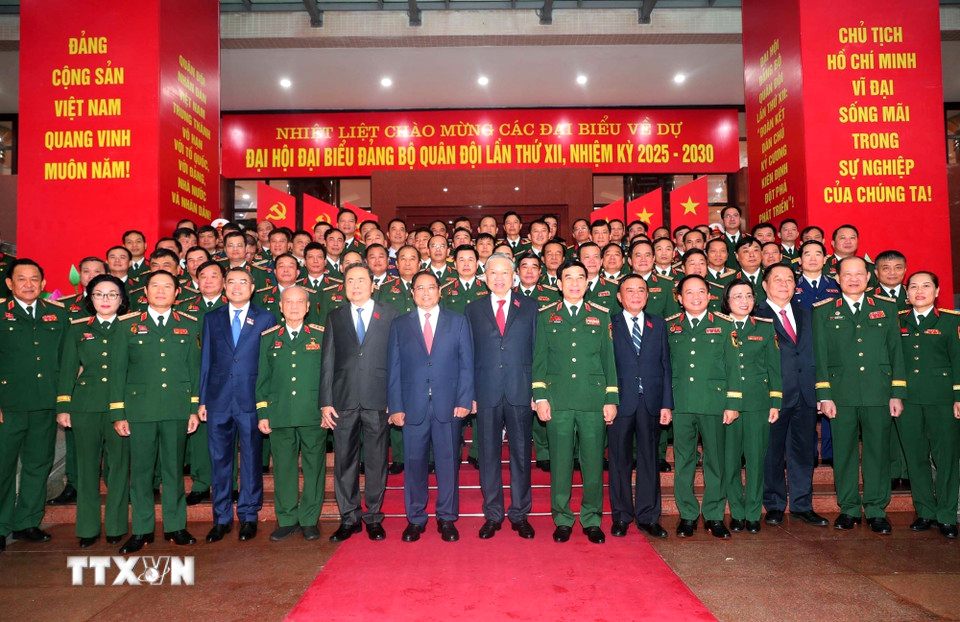 Tổng Bí thư Tô Lâm cùng các lãnh đạo, nguyên lãnh đạo Đảng, Nhà nước với các đại biểu. Ảnh: TTXVN