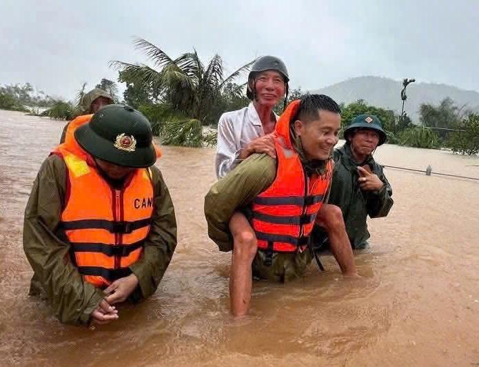 Lực lượng chức năng sơ tán người dân. Ảnh: Ngọc Anh