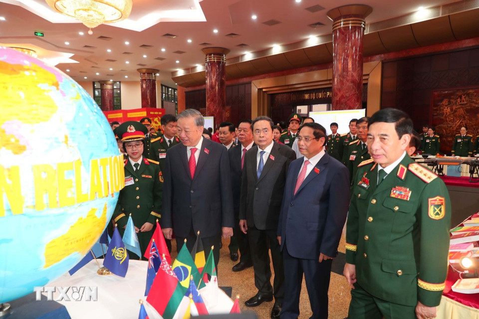 Tổng Bí thư Tô Lâm và các lãnh đạo, nguyên lãnh đạo Đảng, Nhà nước tham quan trưng bày tại Đại hội. Ảnh: TTXVN
