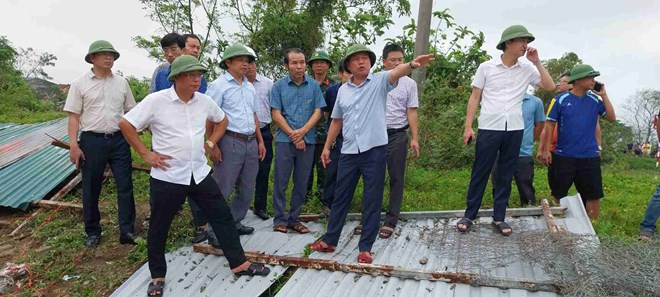 Khẩn trương xử lý sự cố sạt lở đê sông Vinh