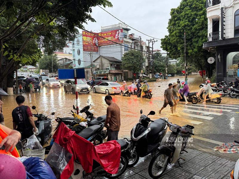 Sáng nay nước bắt đầu rút, để lại lượng lớn bùn đất. Ảnh: Tân Văn