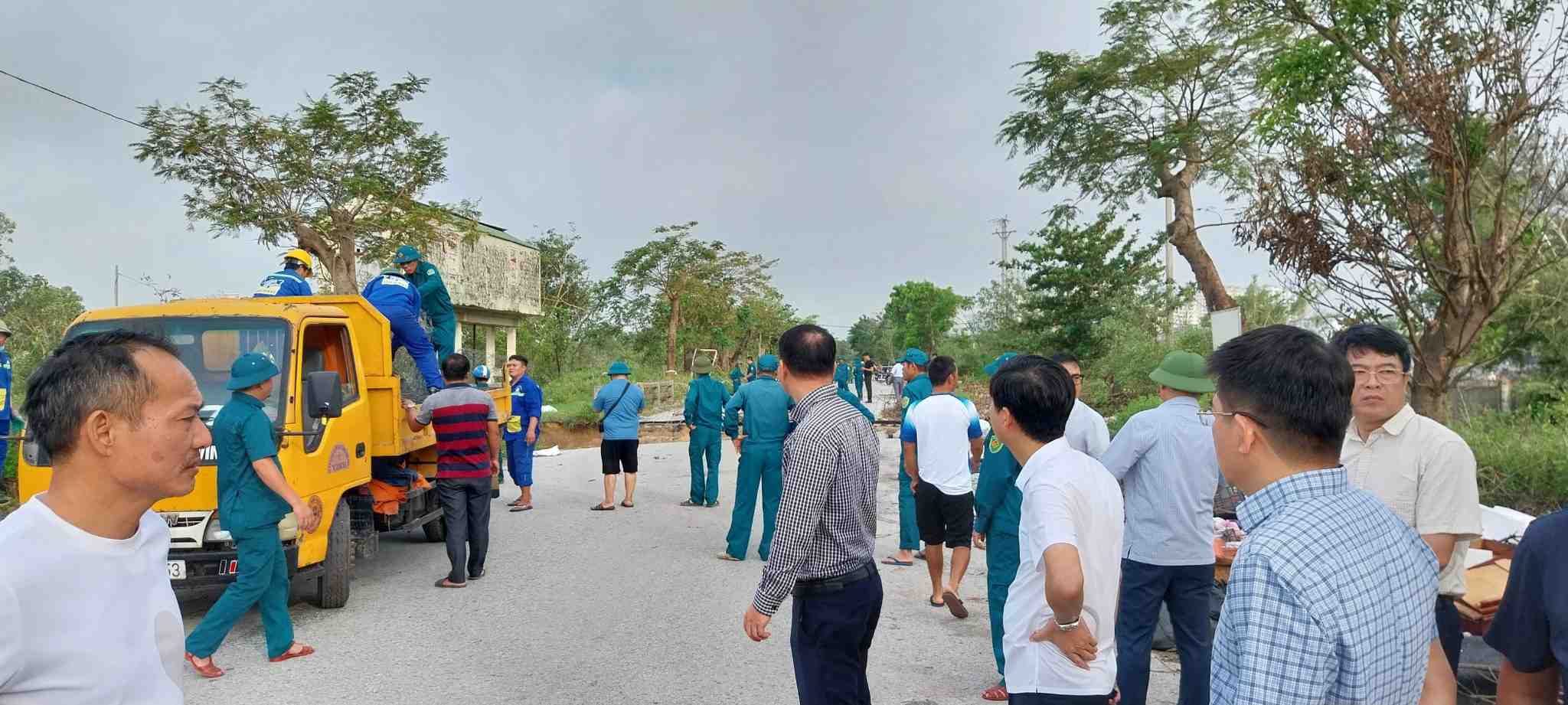 Các lực lượng chức năng được huy động để xử lý sự cố. Ảnh: Ngọc Anh