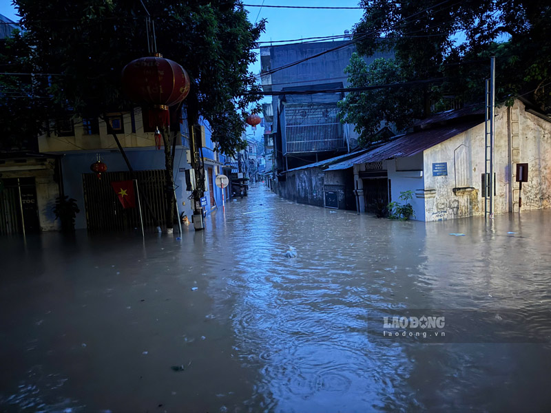 Người dân đã phải di chuyển đồ, đạc, kê cao mọi thứ. Ảnh: Tân Văn