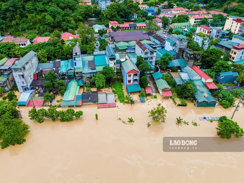 Nước lũ rút khá chậm. Ảnh: Tân Văn