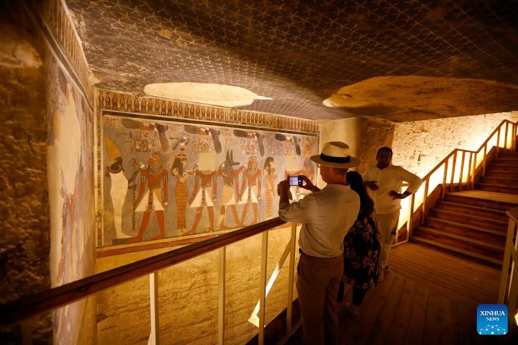 Du khách thăm quan lăng mộ Pharaoh Amenhotep III. Ảnh: Xinhua
