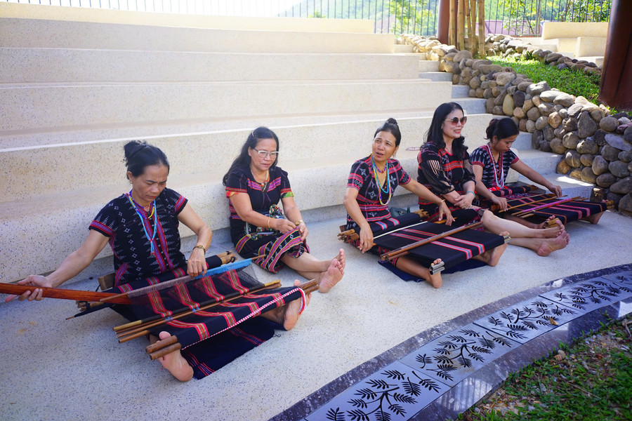Phát triển du lịch cộng đồng gắn với bản sắc văn hóa dân tộc.