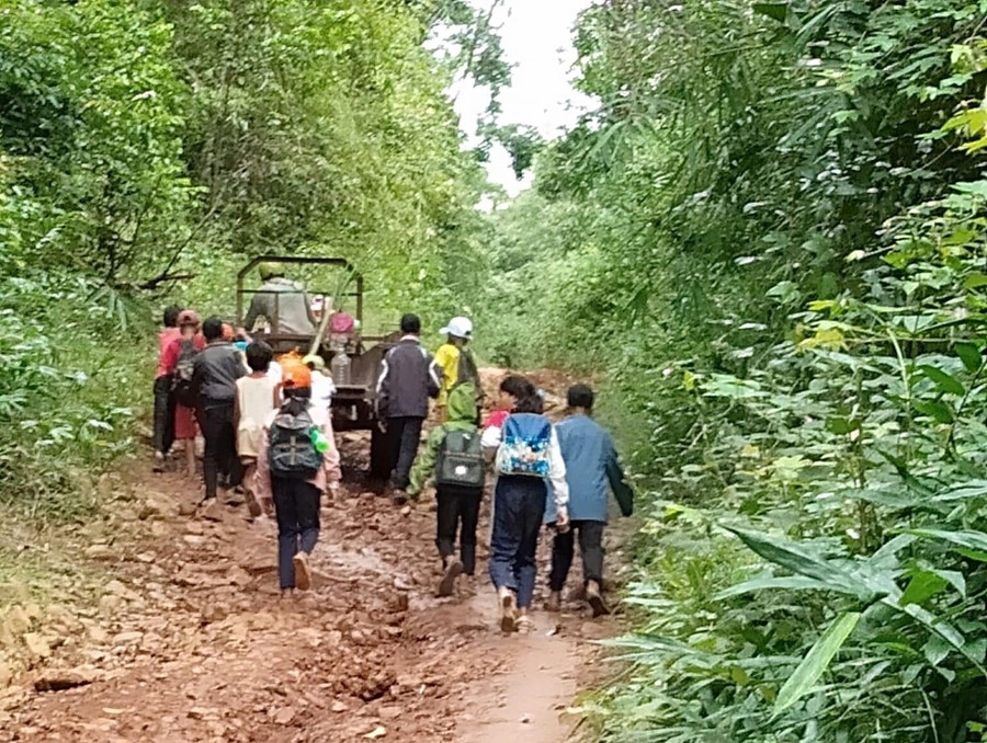 Học sinh vùng dân tộc thiểu số Đắk Lắk vượt khó đến trường học chữ. (Ảnh tư liệu)