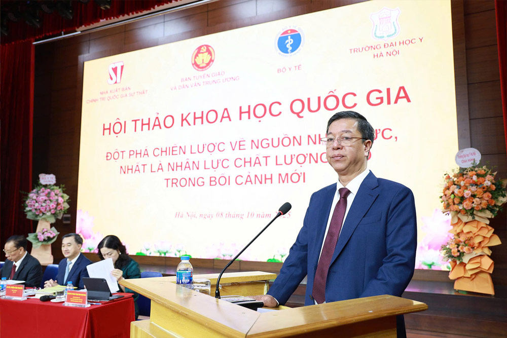 PGS.TS. Vũ Trọng Lâm, Giám đốc - Tổng Biên tập Nhà xuất bản Chính trị quốc gia Sự thật trình bày tham luận tại hội thảo. Ảnh: Sơn Kim