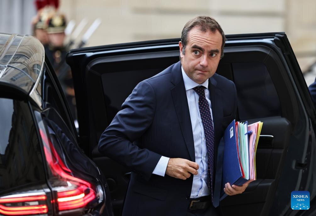 Thủ tướng lâm thời Pháp Sebastien Lecornu đến Điện Elysee ở Paris. Ảnh: Xinhua