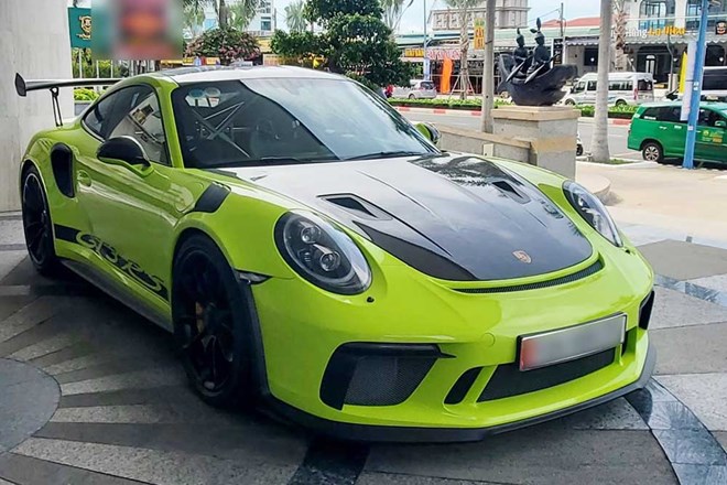 Doanh nhân TPHCM cầm lái siêu xe Porsche 911 GT3 RS dạo phố