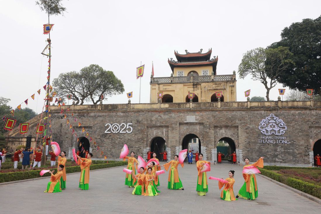 Hoạt động văn hóa, nghệ thuật tại Hoàng Thành Thăng Long. Ảnh: Trương Văn Vị. Đồ họa: Đức Dũng