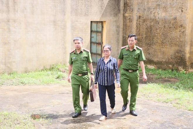 Bắt tạm giam nữ nhân viên ngân hàng trốn truy nã 30 năm