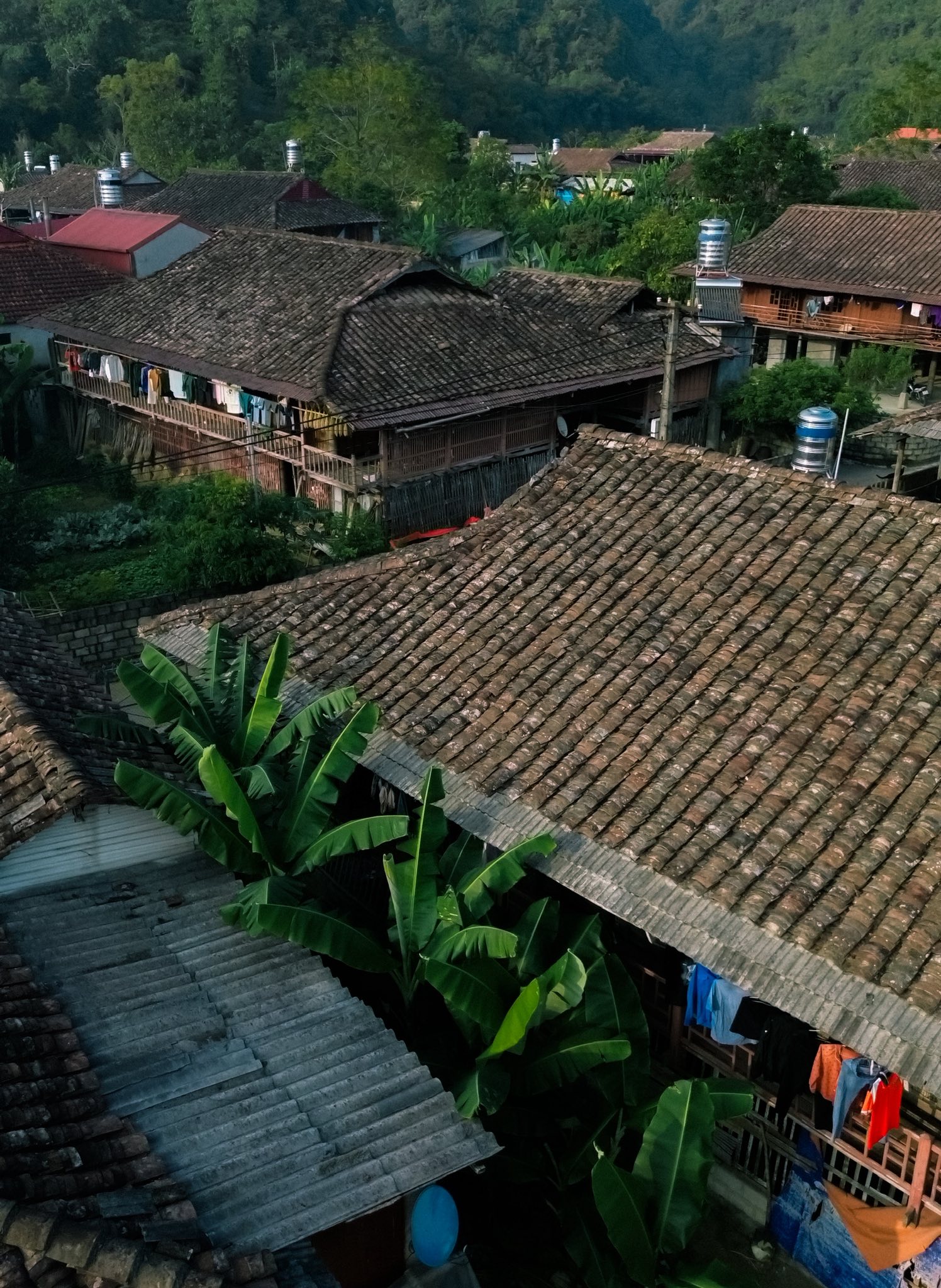 Nhà sàn của người Tày ở Quỳnh Sơn được dựng bằng gỗ quý, lợp mái ngói âm dương. Đặc biệt phần lớn nhà sàn đều hướng về phía nam vì quan niệm của dân địa phương đây là hướng tốt.