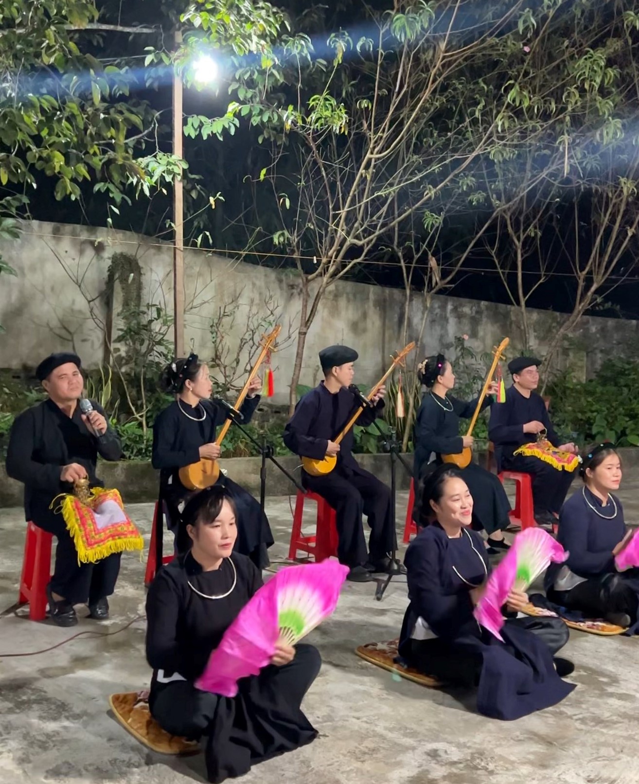 Đến với làng văn hóa du lịch cộng đồng Quỳnh Sơn, du khách được tìm hiểu các nét văn hóa đặc sắc của người Tày như các làn điệu hát then, chơi đàn tính, trải nghiệm nhiều món ăn truyền thống như lợn quay, bánh chưng Tày, bánh lá ngải, khâu nhục...