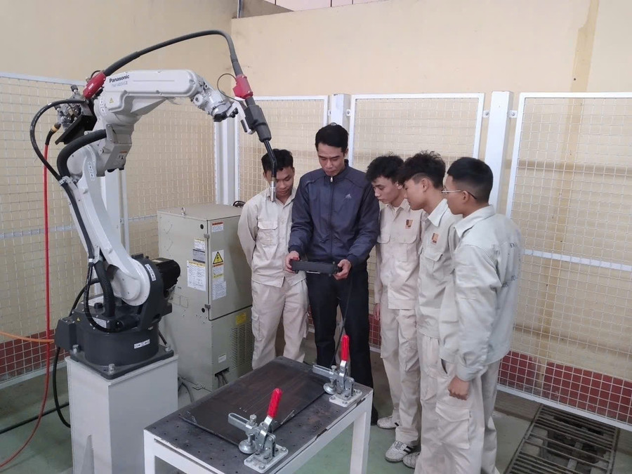 Sinh viên Trường Cao đẳng Lào Cai học kỹ thuật sử dụng robot hàn tự động tại trường.