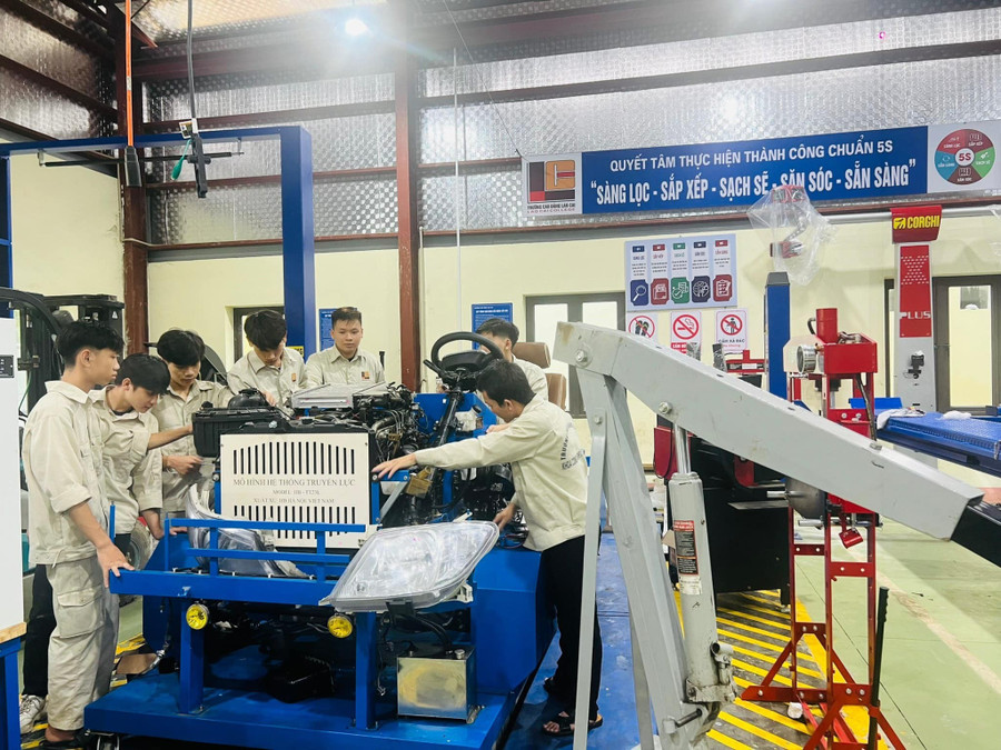 Sinh viên Trường Cao đẳng Lào Cai thực tập nghề sửa chữa ô tô. lc-huong-nghiep-2.jpg