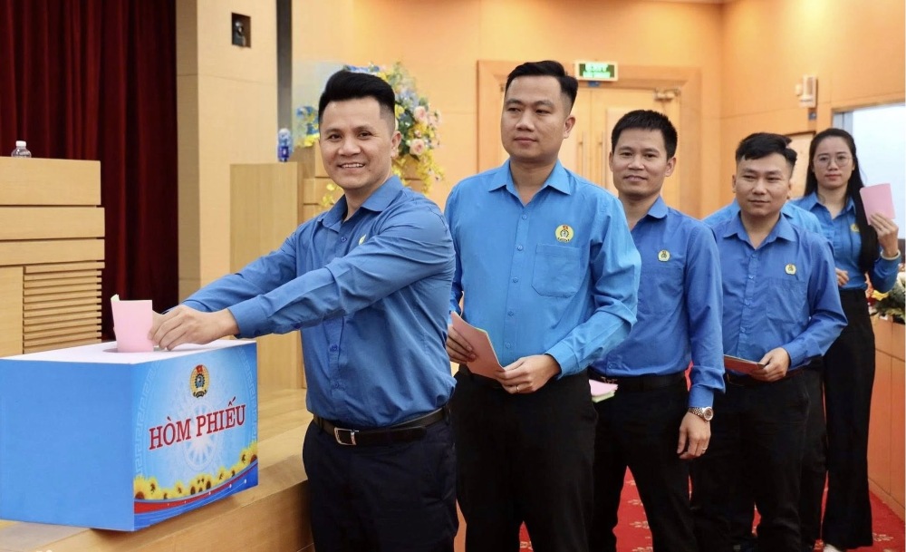 Các đại biểu bỏ phiếu bầu Ban Chấp hành khóa III, nhiệm kỳ 2025 – 2030. Ảnh: Công đoàn Hà Tĩnh