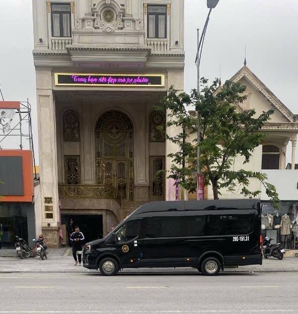 Thẩm mỹ viện Mailisa tại 132 Nguyễn Văn Cừ, phường Trường Vinh bị phong tỏa. Ảnh: Quang Đại