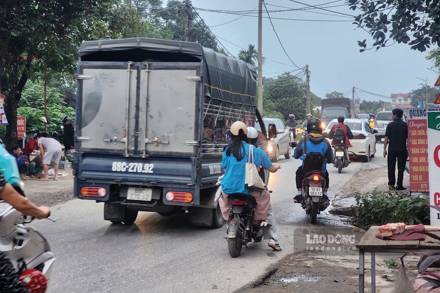 Thời điểm sáng sớm và cuối giờ chiều, đoạn đường thường xuyên đông đúc công nhân, học sinh đi lại. Ảnh: Tô Công.