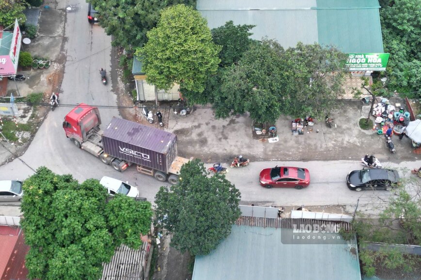 Các xe đầu kéo khi qua ngã ba này đều phải đi rất chậm. Ảnh: Tô Công.