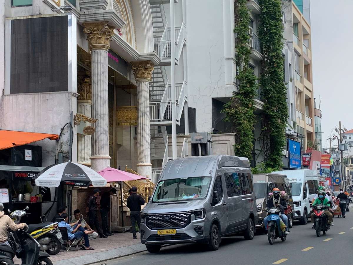 Ghi nhận khoảng 1 giờ đồng hồ, công an vẫn ở bên trong tòa nhà. Ảnh: Thái Bảo