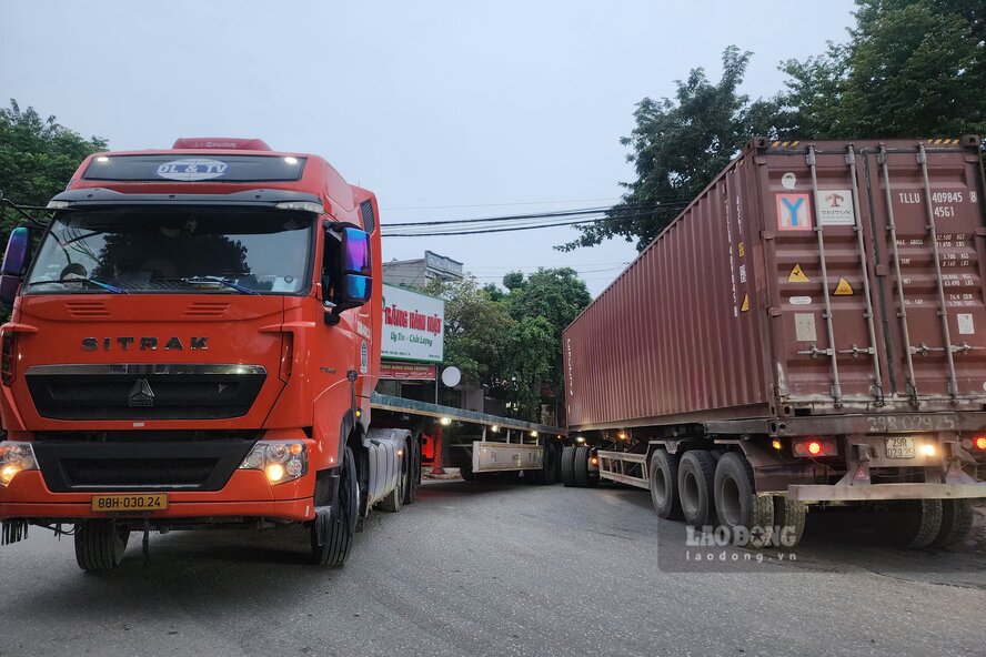 Phải mất vài phút để 2 xe đầu kéo ra khỏi ngã ba này. Ảnh: Tô Công.