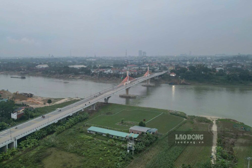 Cầu Vĩnh Phú bắc qua sông Lô nối 2 tỉnh Phú Thọ và Vĩnh Phúc cũ. Ảnh: Tô Công.