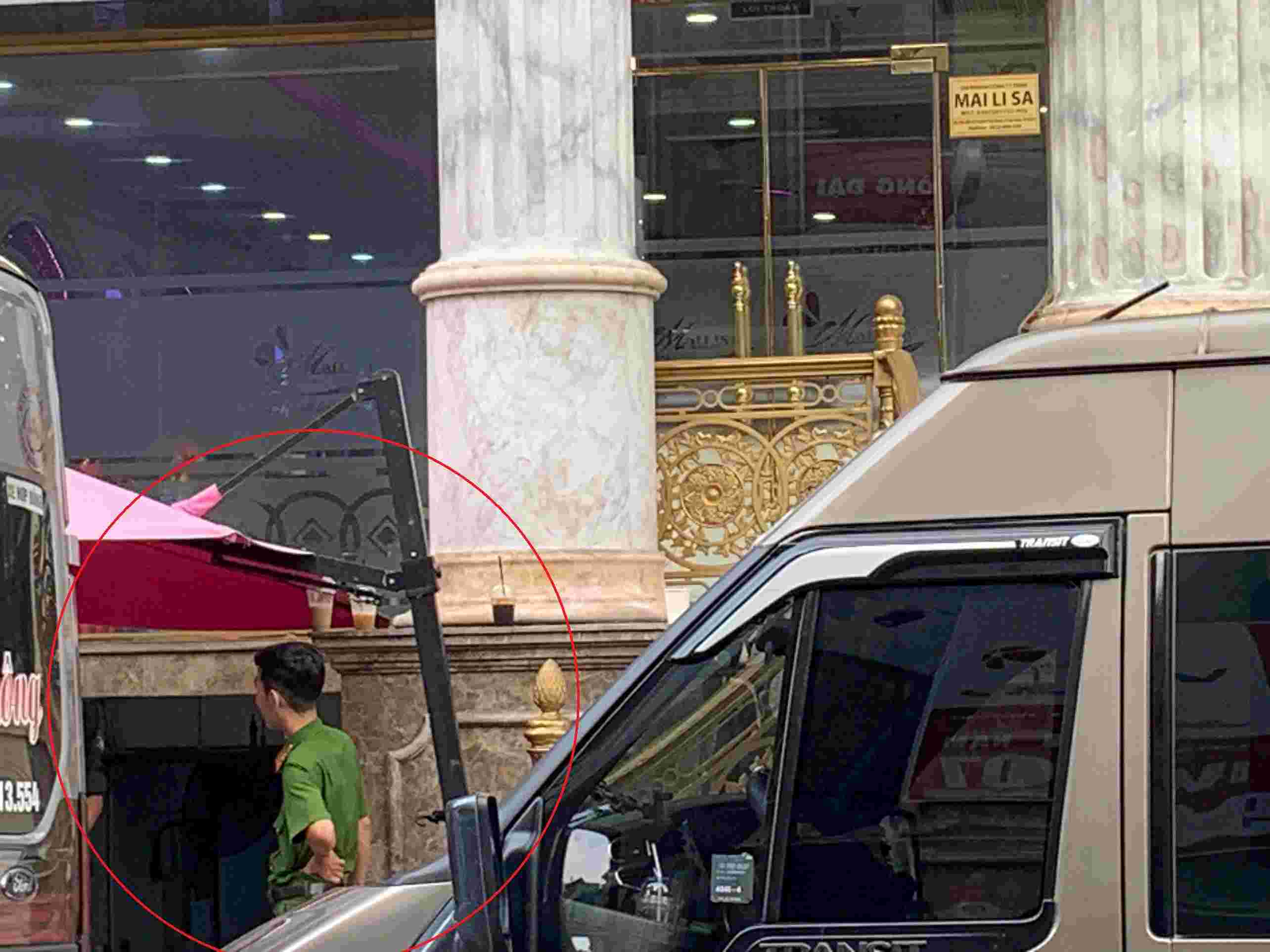 Ghi nhận của phóng viên khoảng 9h ngày 13.11, công an vẫn đang có mặt ở trước tòa nhà thẩm mỹ viện Mailisa trên đường Huỳnh Văn Bánh. Ảnh: Thái Bảo