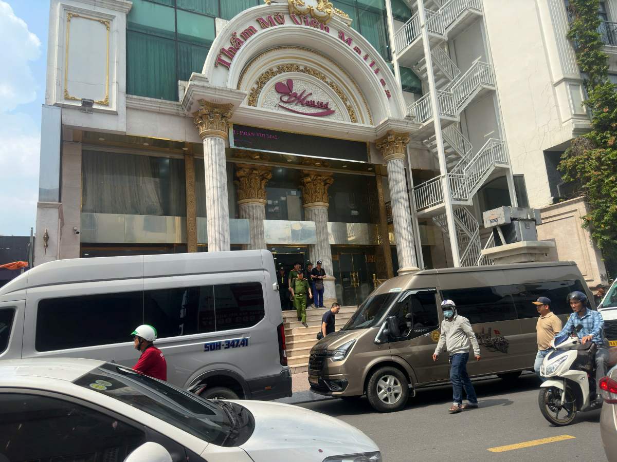 Nhiều công an rời khỏi tòa nhà. Ảnh: Thái Bảo