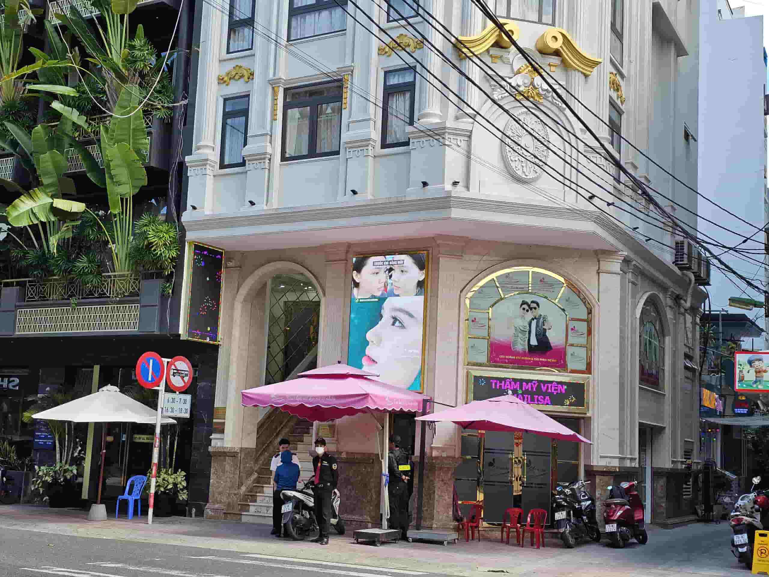 Đến trưa ngày 13-11, lực lượng công an vẫn xuất hiện tại cơ sở thẩm mỹ viện Mailisa trên đường Tô Hiến Thành, phường Nha Trang. Ảnh: Hữu Long