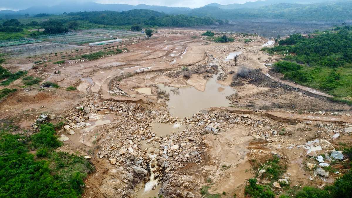 Hiện trường vụ vỡ hồ chứa trên núi Tân Lai, sau đó công an khởi tố vụ án để điều tra. Ảnh: Duy Tuấn