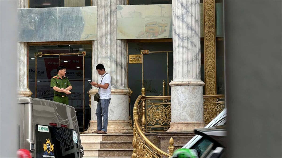 Công an xuất hiện trước tòa nhà thẩm mỹ viện Mailisa. Ảnh: Minh Tâm