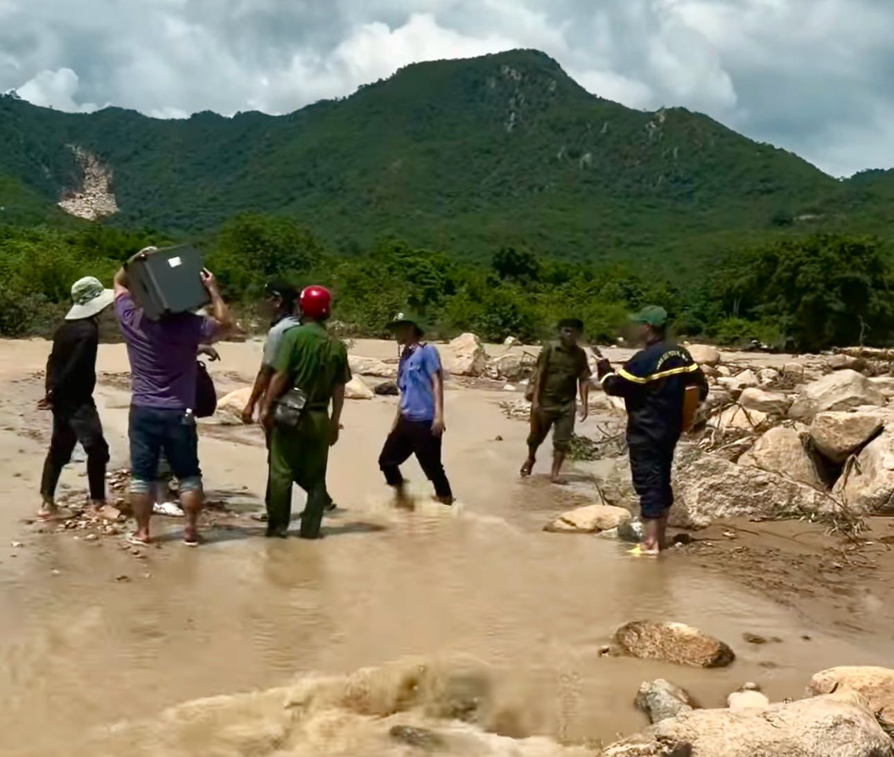Công an và Viện kiểm sát Nhân dân lên khám nghiệm hiện trường. Ảnh: Duy Tuấn