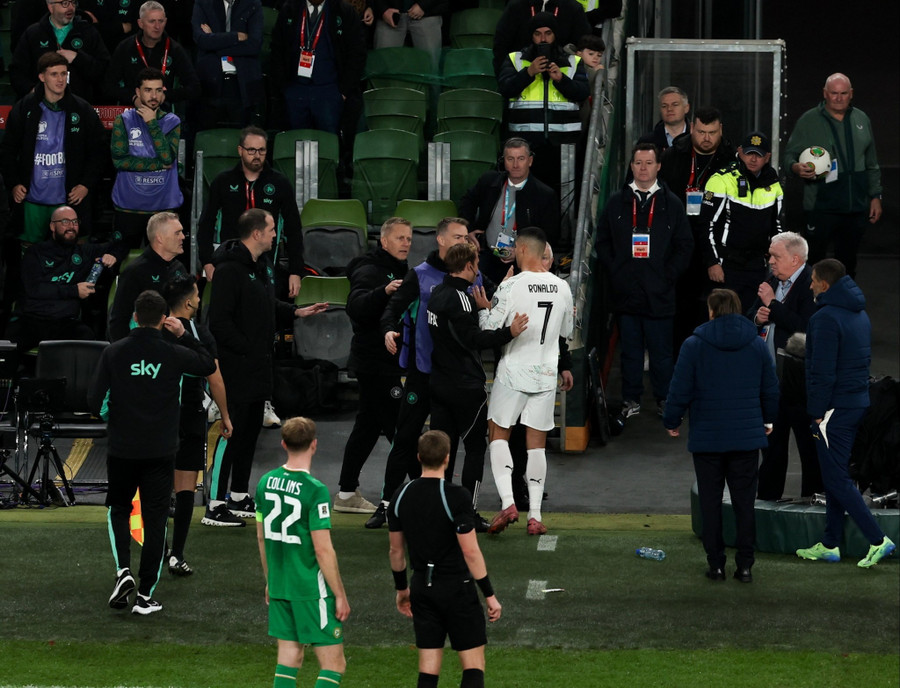 Ronaldo sau đó gây sự với huấn luyện viên trưởng đội tuyển Ireland Heimir Hallgrimsson 4.jpg