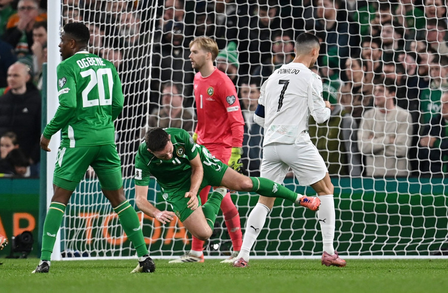 Hình ảnh từ VAR cho thấy Ronaldo đã đánh vào lưng Dara O'Shea của CH Ireland. 1.jpg