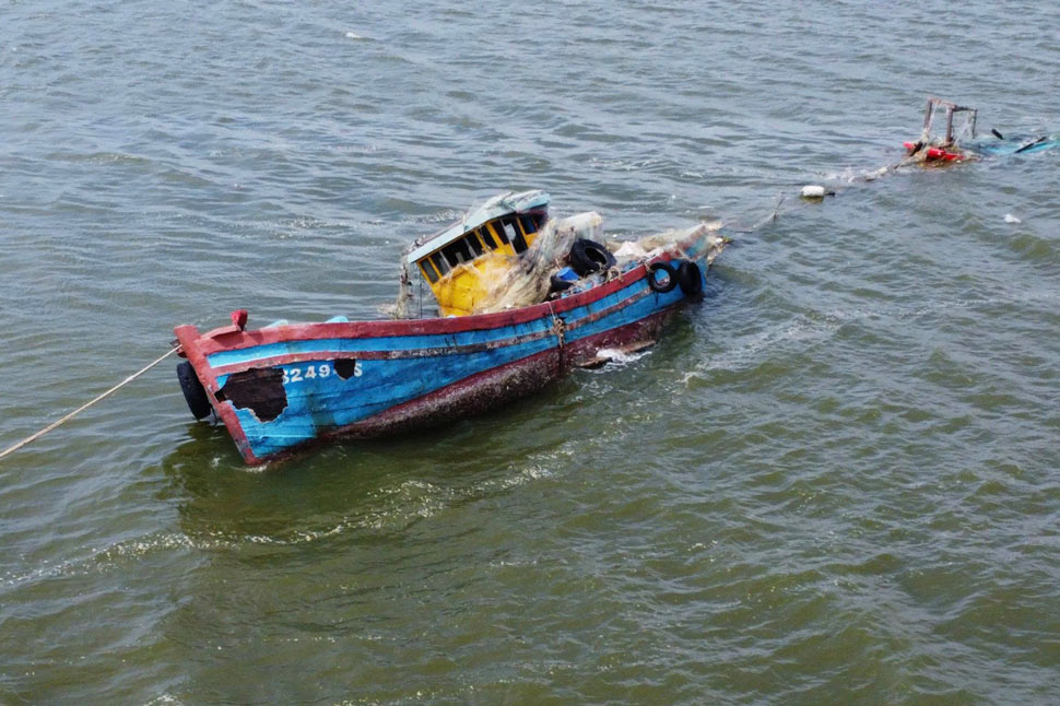 “Kế sinh nhai” của như dân bị nhấn chìm trong biển nước. Ảnh: Hoài Phương