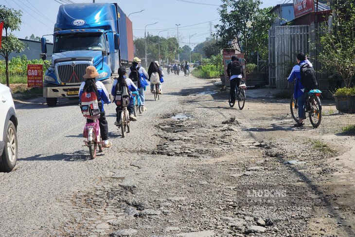 Đoạn đường đang xuống cấp nhanh chóng. Ảnh: Tô Công.