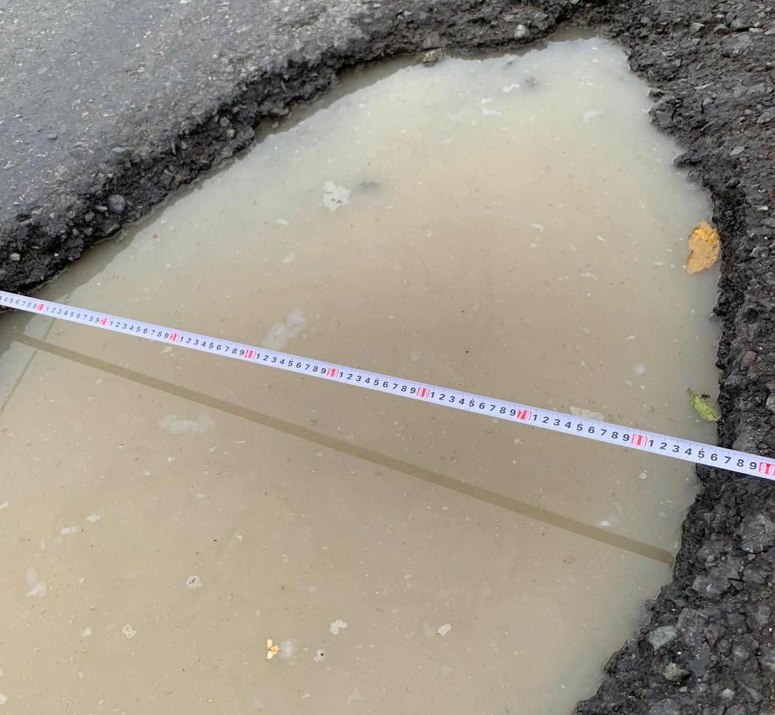 Nhiều hố sâu xuất hiện trên mặt đường. Ảnh: Bạn đọc cung cấp