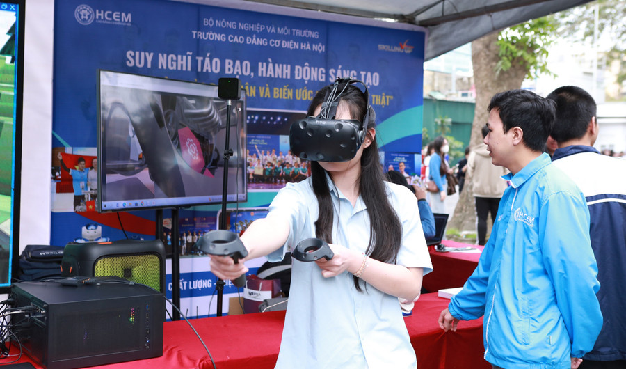 Học sinh được trải nghiệm công nghệ thực tế ảo tại Trường Cao đẳng Cơ điện Hà Nội. Ảnh: Đình Tuệ truong-nghe-day-manh-so-hoa-dao-tao-1.jpg