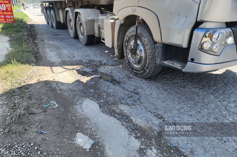 Nhiều xe tải cỡ lớn lưu thông trên đường tỉnh 325B. Ảnh: Tô Công