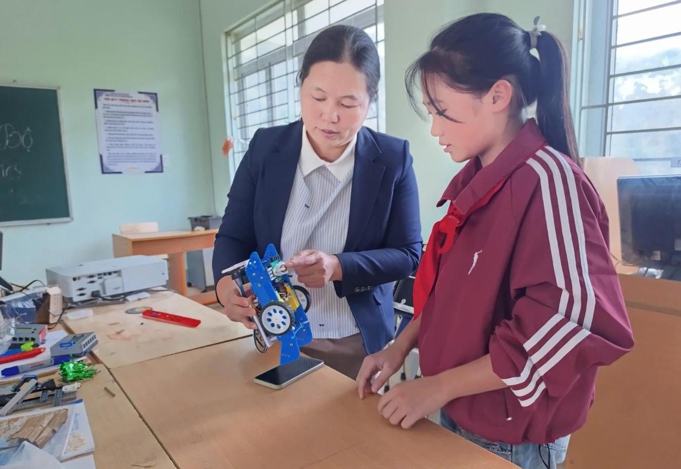 Một buổi dạy về STEM của cô Vàng Thị Dính cho các em học sinh Trường Phổ thông Dân tộc Nội trú THCS&THPT Đồng Văn. Ảnh: NVCC