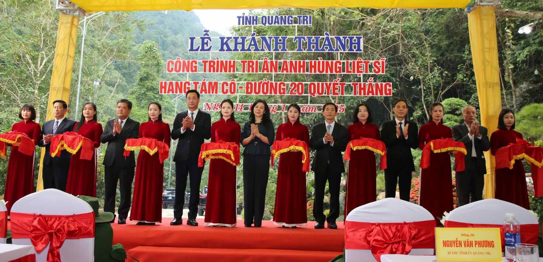 Cắt bắt khánh thành công trình. Ảnh: Công Sáng
