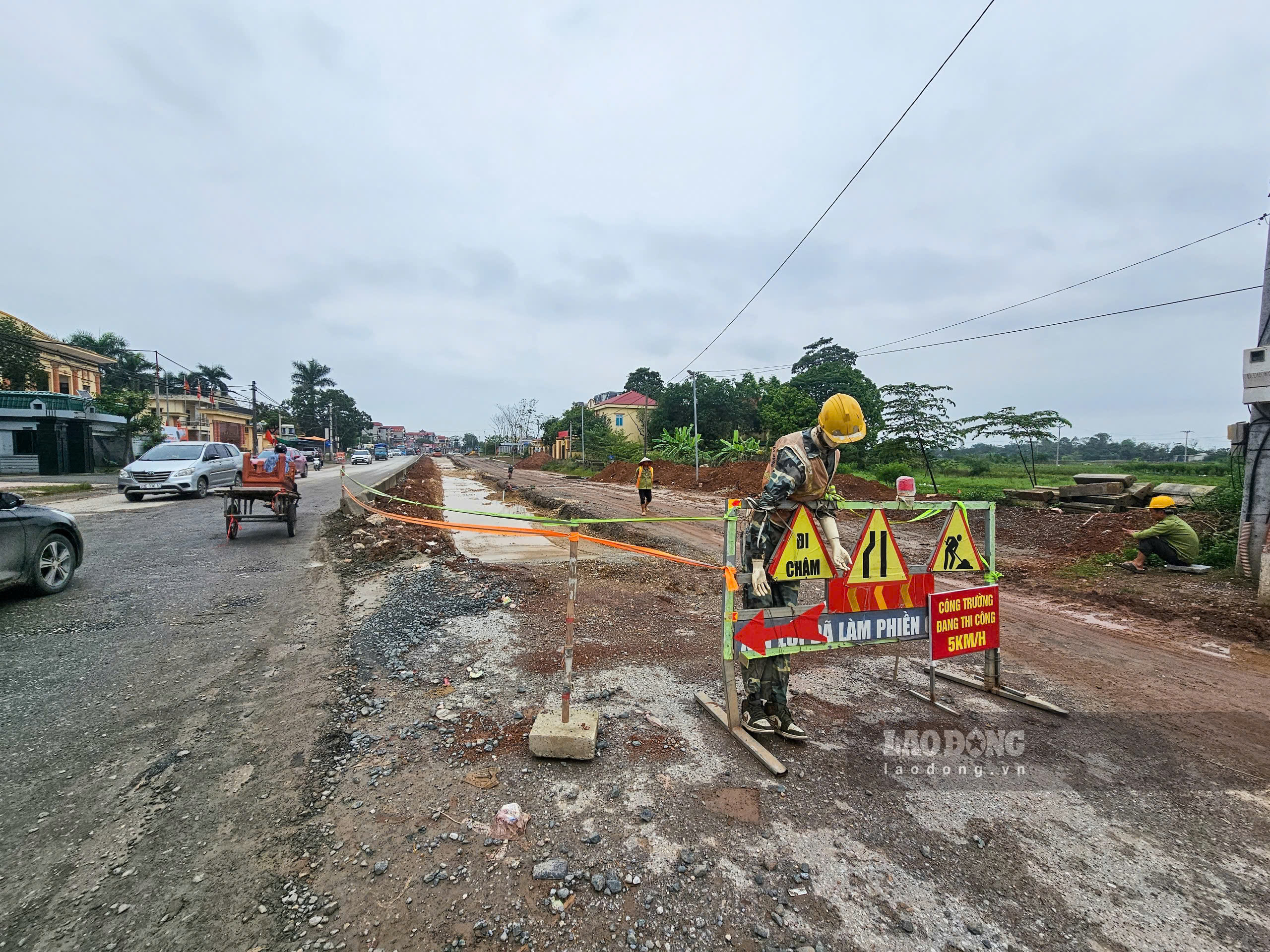 Dự án mở rộng Quốc lộ 32 giai đoạn 1 đoạn qua xã Quảng Oai, Hà Nội. Ảnh: Sóng Hữu