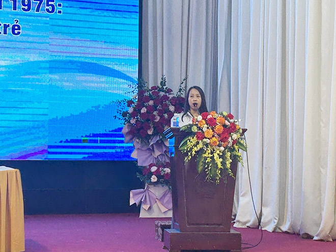 Cây bút Nguyễn Hoàng Diệu Thủy trình bày tham luận “Chân trời cho những người bay“. Ảnh: Quỳnh An