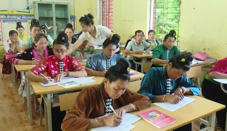 Các học viên chăm chỉ tập viết tại lớp học. z7220739748961-5168c9a01219b26c7e902134e211fdf4.jpg