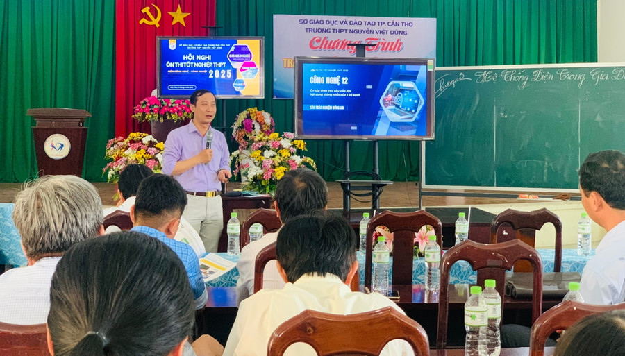 Thầy Trang Minh Thiên chia sẻ tại hội thảo ôn thi tốt nghiệp THPT năm 2025. Ảnh: NVCC toa-sang-gia-tri-nghe-giao-1.jpg