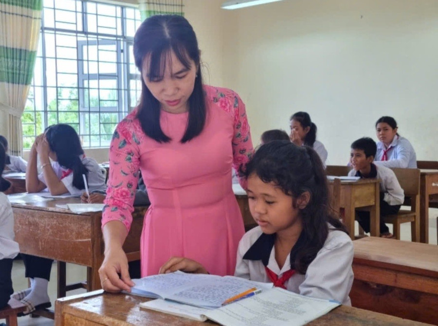 Cô Nguyễn Thị Bích Huy và học sinh Trường Tiểu học &THCS Ea Trol (Sông Hinh, Đắk Lắk). Ảnh: NVCC toa-sang-gia-tri-nghe-giao-4.jpg