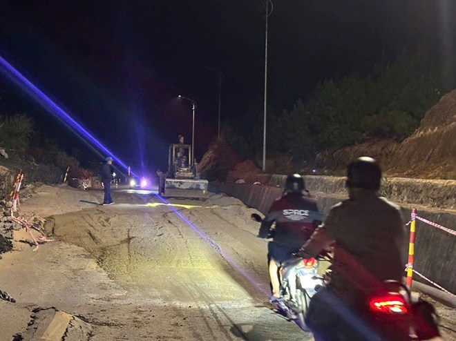 Xử lý khẩn cấp điểm hư hỏng trên Quốc lộ 24 đoạn qua Măng Đen, Quảng Ngãi