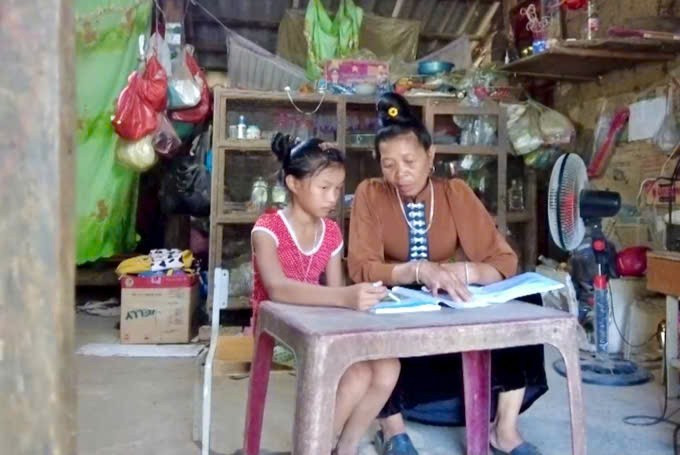 Bà Lường Thị Diên, bản Hua Pàn nhờ cháu gái hướng dẫn đọc chữ tại nhà. z7220738102748-451fb3c57aa73e004c9a7079900a79a2.jpg