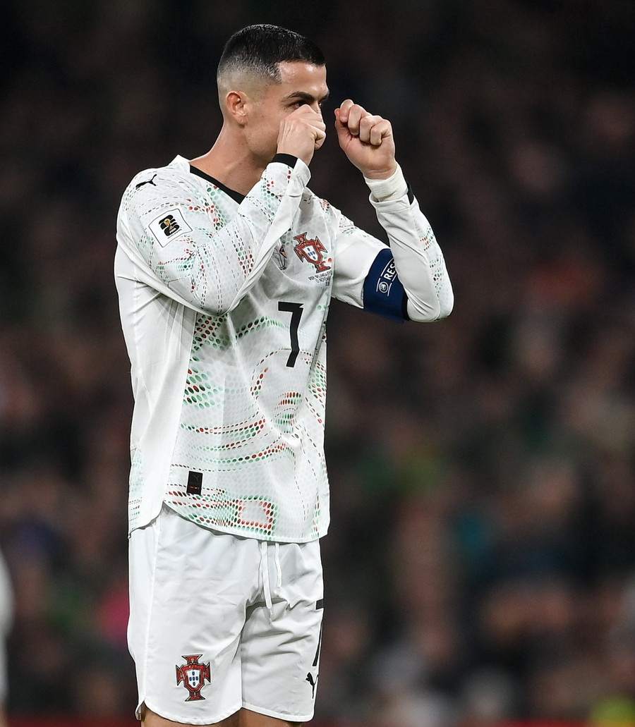 Ronaldo phải nhận thẻ đỏ trực tiếp trong trận Bồ Đào Nha thua CH Ireland 0-2 tại vòng loại World Cup 2026 khu vực châu Âu. 2.jpg